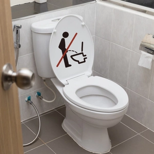 Adesivo creativo per WC in vinile nero e rosso con segnale di divieto di urinare in piedi