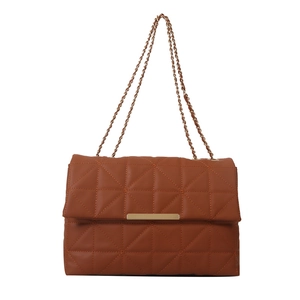 Sac bandoulière matelassé marron avec chaîne dorée et boucle rectangulaire
