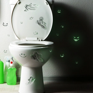 Leuchtende Halloween Wandsticker mit Kontrast zwischen Tageslicht und grünem Glüheffekt