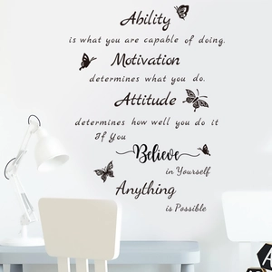 Détail de stickers muraux avec citations inspirantes et papillons noirs décoratifs