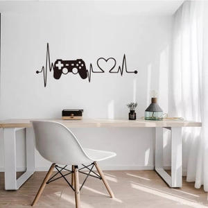 Vinilo decorativo de gaming negro con línea de latido y mando en una oficina moderna