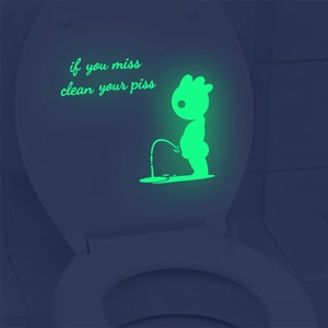 Lichtgevende toiletsticker met cartoonfiguur en waarschuwingstekst glow-in-the-dark