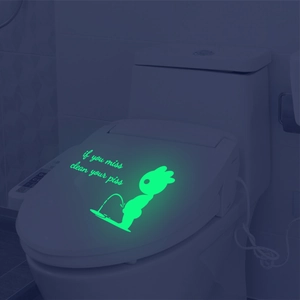 Lichtgevende toiletsticker met groene tekst if you miss clean your piss