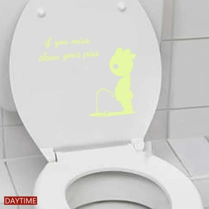 Lichtgevende toiletsticker met cartoon jongen en grappige waarschuwingstekst