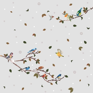Détail de stickers électrostatiques d'oiseaux sur des branches enneigées et des feuilles
