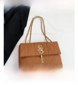 Détails du sac à bandoulière marron matelassé avec chaîne et logo doré