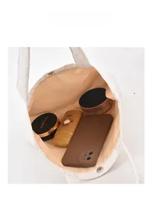 Dettaglio degli ampi interni di una borsa shopper trapuntata bianca con chiusura magnetica