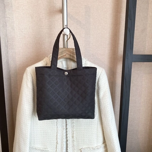 Elegante borsa tote in nylon trapuntato nero con cuciture a rombi e fibbia argento