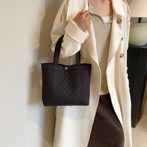 Borsa tote nera trapuntata minimalista con chiusura magnetica per uso quotidiano
