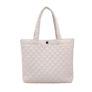 Elegante borsa tote trapuntata crema con chiusura a scatto argento e doppi manici