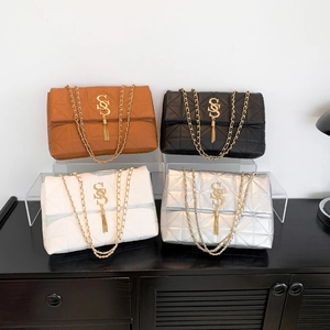 Sacs à bandoulière matelassés en marron, noir, blanc et argent avec breloques à pompons
