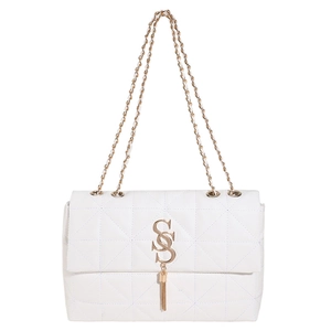 Sac bandoulière matelassé blanc avec logo doré et pompon sur fond blanc épuré