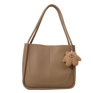 Sac fourre-tout en cuir marron avec coutures en U et breloque ours pour le bureau