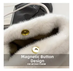 Dettaglio della chiusura magnetica dorata e texture in ecopelliccia bianca della borsa