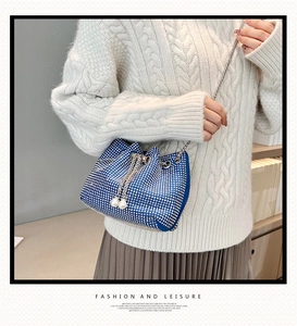 Détail du sac seau bleu en strass avec cristaux brillants et bandoulière en perles
