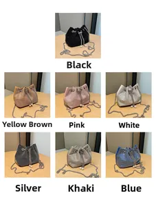 Détails du sac seau à cordon avec strass brillants et glands de perles en plusieurs couleurs