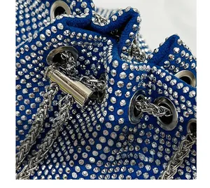 Vue détaillée du sac seau bleu orné de strass brillants et de ferrures argentées