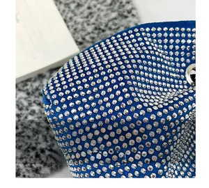 Détail du sac seau bleu saphir avec strass argentés brillants et base en daim doux