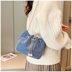 Détail du sac seau bleu à strass avec cordon en perles et bandoulière chaîne