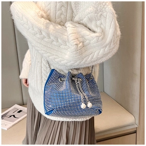 Sac seau bleu roi scintillant avec strass argentés et perles porté par un mannequin