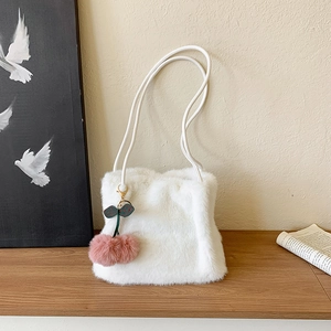 Borsa tote minimalista in peluche bianca con ciondolo ciliegia rosa e tracolle
