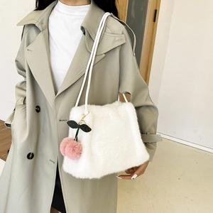 Grande borsa a spalla in peluche bianco con ciondolo a ciliegia su modella in cappotto