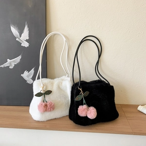 Borse tote in peluche bianche e nere con ciondoli a forma di ciliegia rosa soft