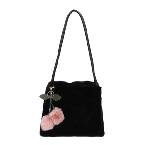 Borsa tote in ecopelliccia nera con ciondolo a ciliegia rosa e tracolla in pelle