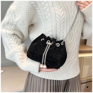 Détail du sac seau en strass noirs avec perles de serrage et bandoulière en chaîne argent