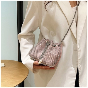 Détail du sac seau rose en strass avec chaîne en métal et breloques en perles