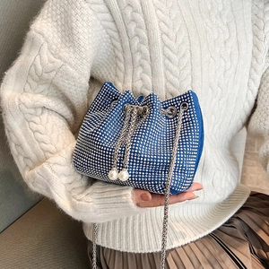 Sac seau bleu Klein en strass avec cordon en perles et bandoulière en métal pour femme