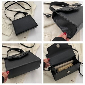 Détails du mini sac noir grainé avec fermoir cœur en métal et compartiments intérieurs
