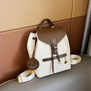 Sac à dos chic en similicuir matelassé pour femme avec garniture marron et pompon