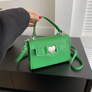 Petit sac carré en cuir PU vert avec boucle cœur argentée et bandoulière réglable