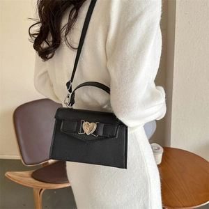Mini sac carré chic en cuir noir avec fermoir cœur doré et détail de nœud élégant
