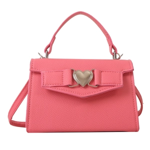 Sac à main rose texture litchi avec boucle cœur argentée et bandoulière pour femme