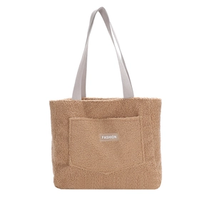 Grande borsa tote in peluche marrone con tracolle grigio chiaro ed etichetta moda