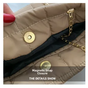 Dettaglio della borsa trapuntata beige con chiusura magnetica dorata sicura e pratica