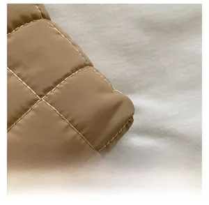 Dettaglio degli angoli della borsa trapuntata kaki con cuciture di alta qualità in nylon