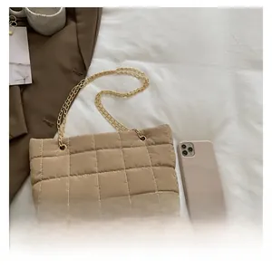 Dettaglio borsa shopper trapuntata kaki con catena dorata e confronto taglia smartphone
