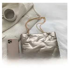 Detailaufnahme der gesteppten Champagner-Tote-Bag mit Goldkette und Handy zum Größenvergleich