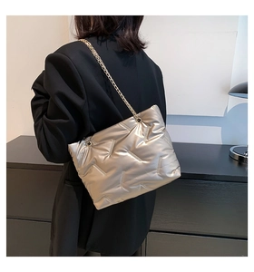 Nahaufnahme der gesteppten Metallic-Einkaufstasche in Champagner Gold mit Kettenriemen