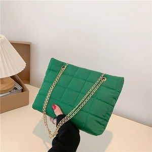 Borsa tote trapuntata verde vivace con tracolle a catena dorata e consistenza soffice