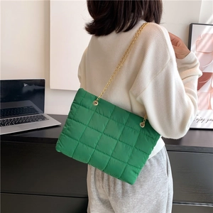 Borsa a spalla trapuntata verde con catena dorata per donna moda autunno stile