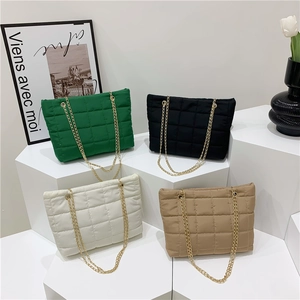 Borse tote trapuntate nei colori verde, nero, bianco e kaki con catene dorate