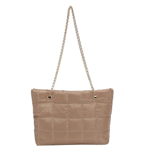 Borsa tote trapuntata marrone in nylon con cuciture a contrasto e catene dorate