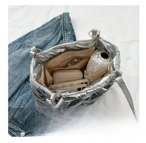 Vue intérieure du sac cabas matelassé argenté montrant sa grande capacité de rangement