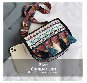 Comparación de tamaño del bolso étnico con móvil mostrando bordado y borlas decorativas