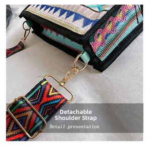 Detalle del bolso bordado étnico con correa desmontable y hebilla de metal dorado fino