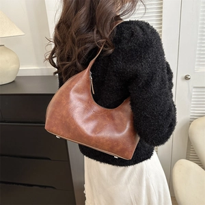 Sac hobo vintage marron pour femme au design minimaliste 2025 élégant et chic